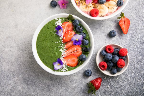 Comment préparer un smoothie bowl aux superfruits et graines de chia pour un petit-déjeuner énergisant?
